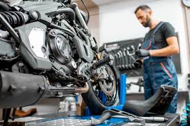 Ümraniye bölgesinde motosiklet tamiri yapılan servis ortamı